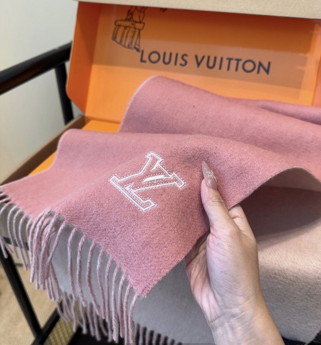 Lv围巾❗️好看的要疯掉了，太有型太有魅力了❗️❗️非常斯文时尚的秋冬单品！真的很喜欢，非常Classi