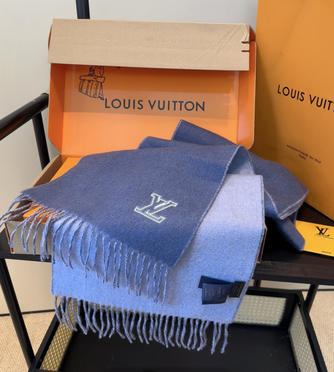 Lv围巾❗️好看的要疯掉了，太有型太有魅力了❗️❗️非常斯文时尚的秋冬单品！真的很喜欢，非常Classi