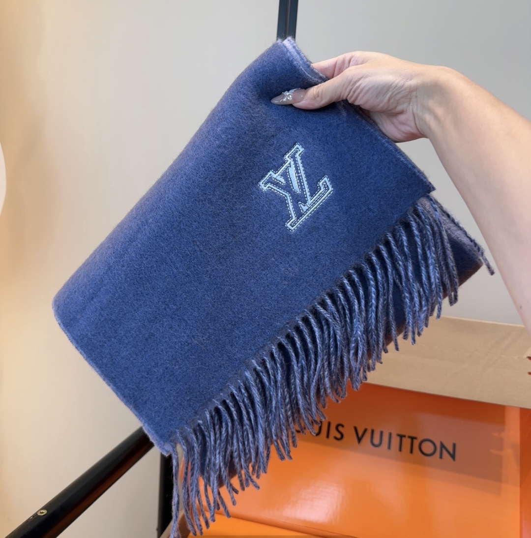 Lv围巾❗️好看的要疯掉了，太有型太有魅力了❗️❗️非常斯文时尚的秋冬单品！真的很喜欢，非常Classi