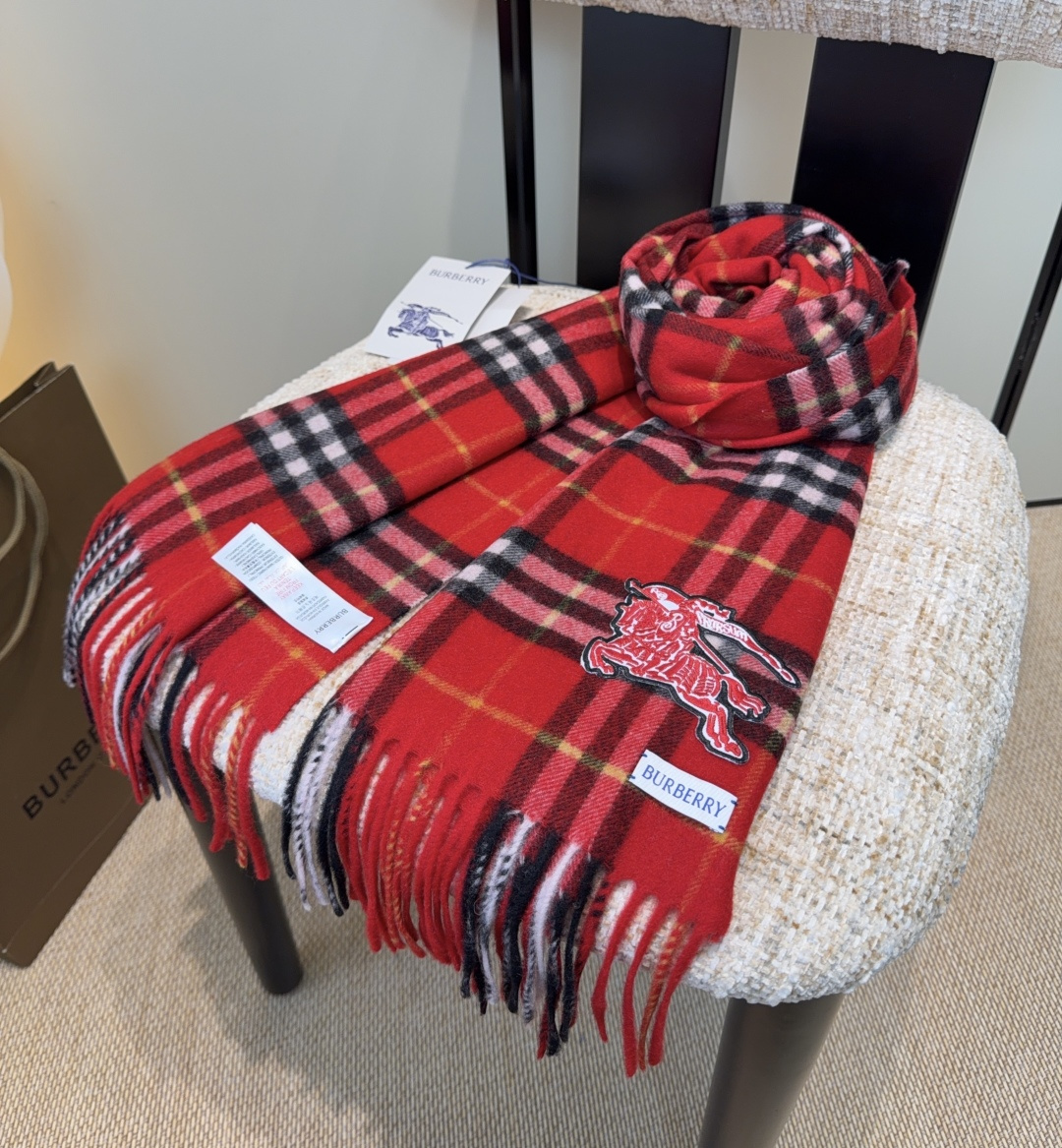 【Burberry圣诞款羊绒带芯片版本】金婧张婧仪周洁琼同款围巾新年福利苏格兰大红格围巾，走英国的单， 