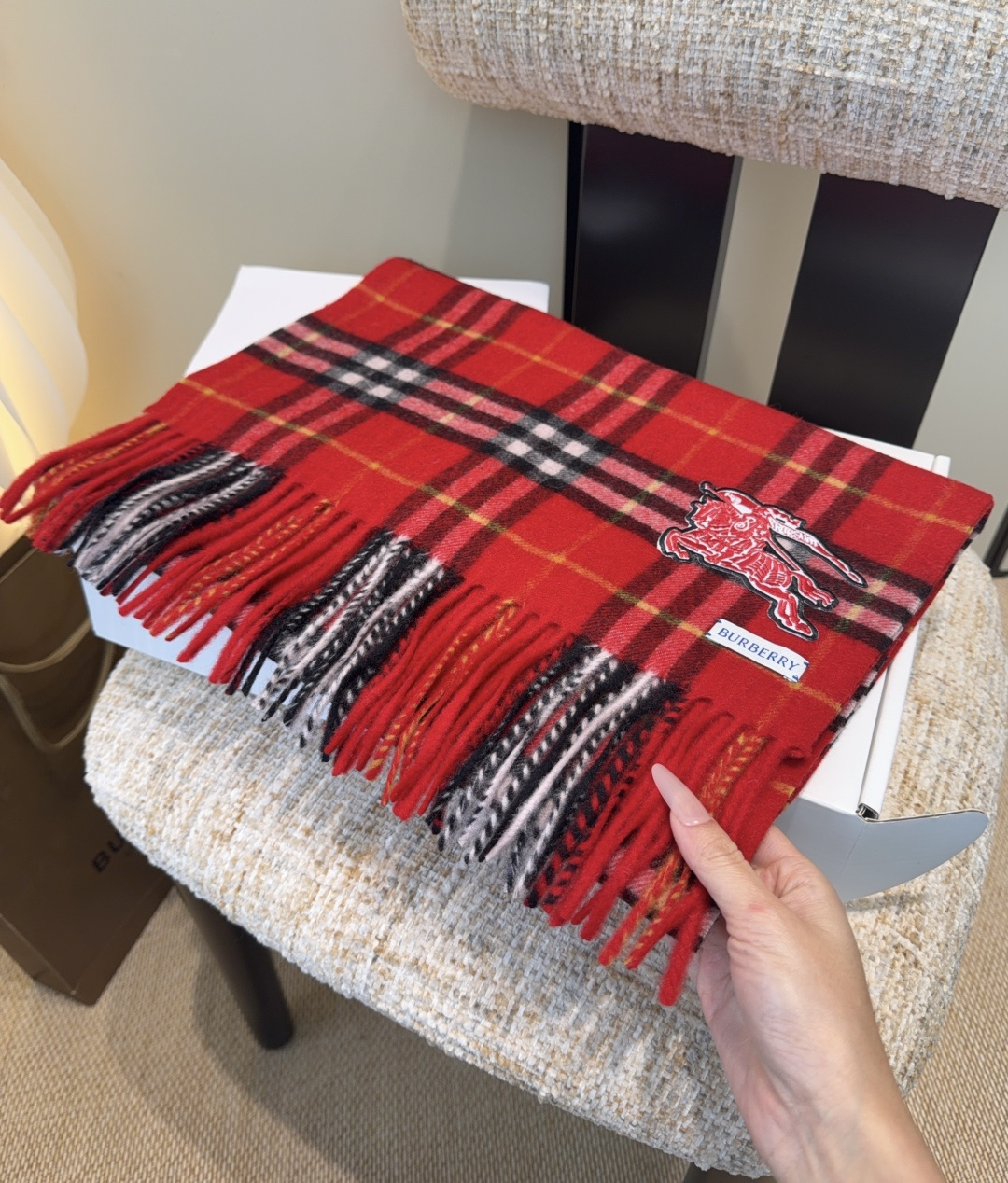 【Burberry圣诞款羊绒带芯片版本】金婧张婧仪周洁琼同款围巾新年福利苏格兰大红格围巾，走英国的单， 