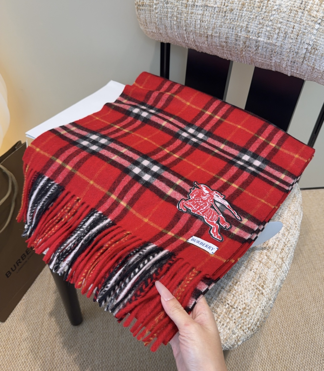 【Burberry圣诞款羊绒带芯片版本】金婧张婧仪周洁琼同款围巾新年福利苏格兰大红格围巾，走英国的单， 