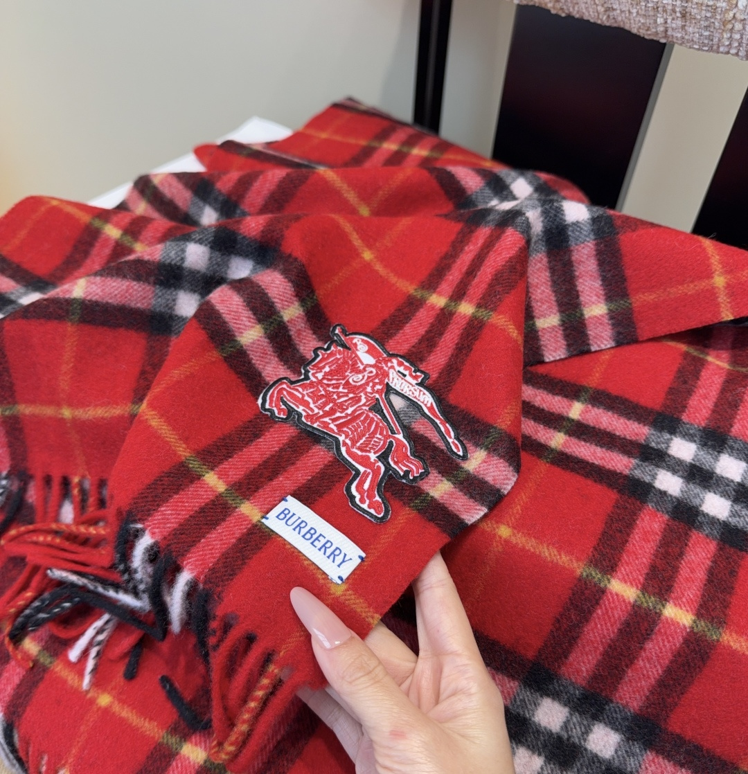 【Burberry圣诞款羊绒带芯片版本】金婧张婧仪周洁琼同款围巾新年福利苏格兰大红格围巾，走英国的单， 