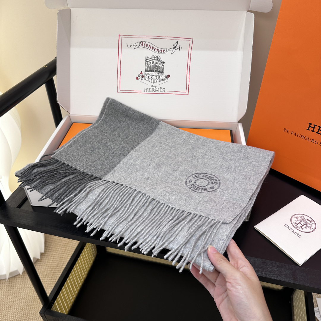2025年Hermes · 爱马仕，难得一见的温柔配色，低调又不失优雅❗️】重点推荐❗️双边配色，一条围
