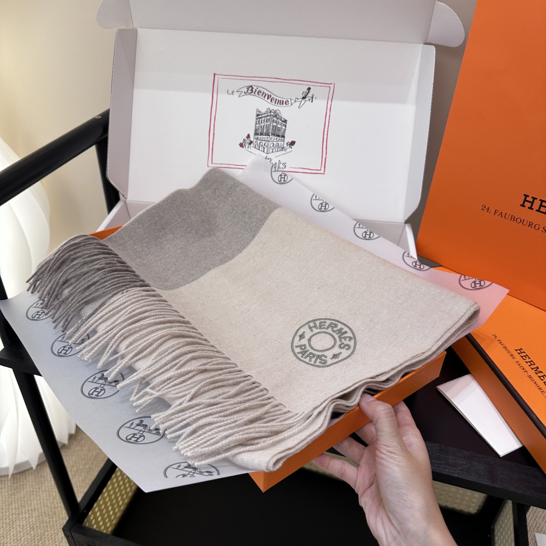 2025年Hermes · 爱马仕，难得一见的温柔配色，低调又不失优雅❗️】重点推荐❗️双边配色，一条围