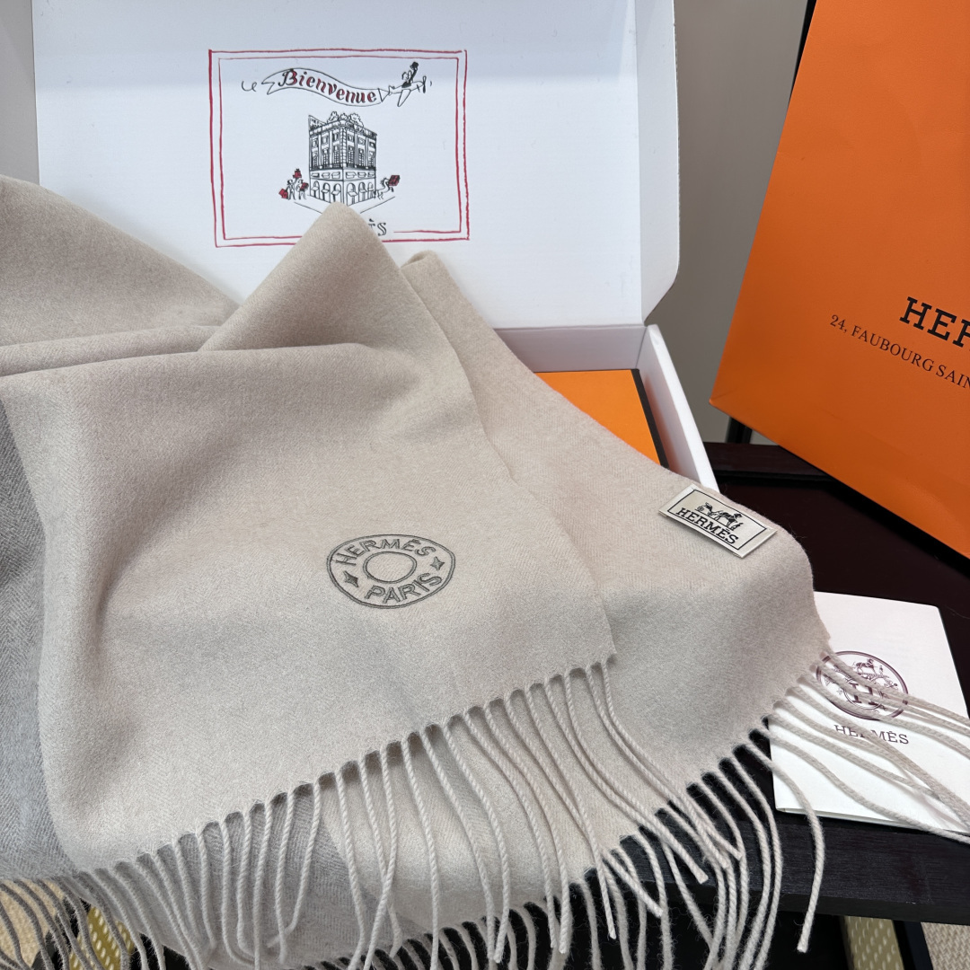 2025年Hermes · 爱马仕，难得一见的温柔配色，低调又不失优雅❗️】重点推荐❗️双边配色，一条围