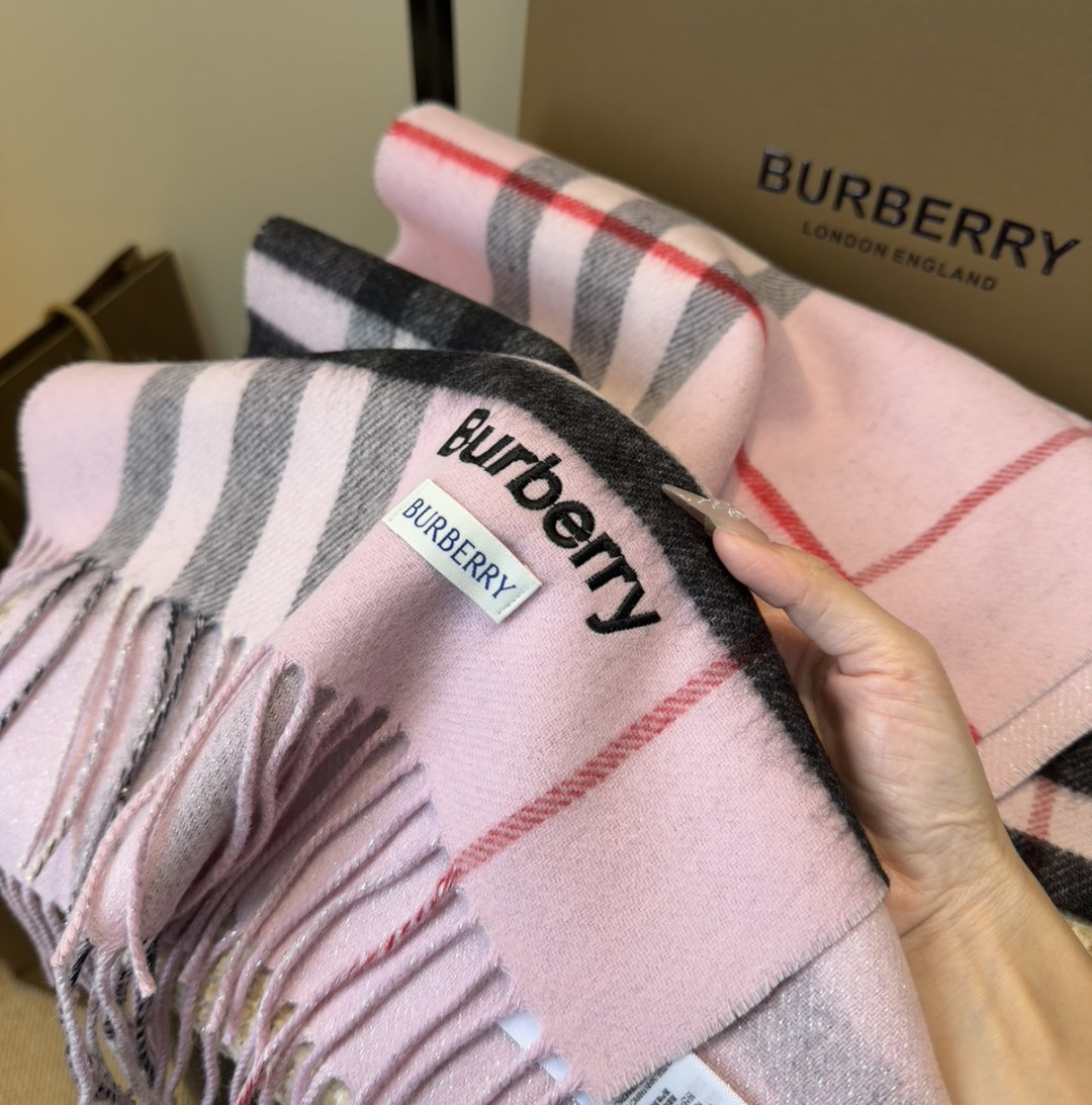 Burberry双面羊绒围巾！走量款，性超高！非常有格调的设计！180*30cm，羊绒混羊毛！是高雅艺术