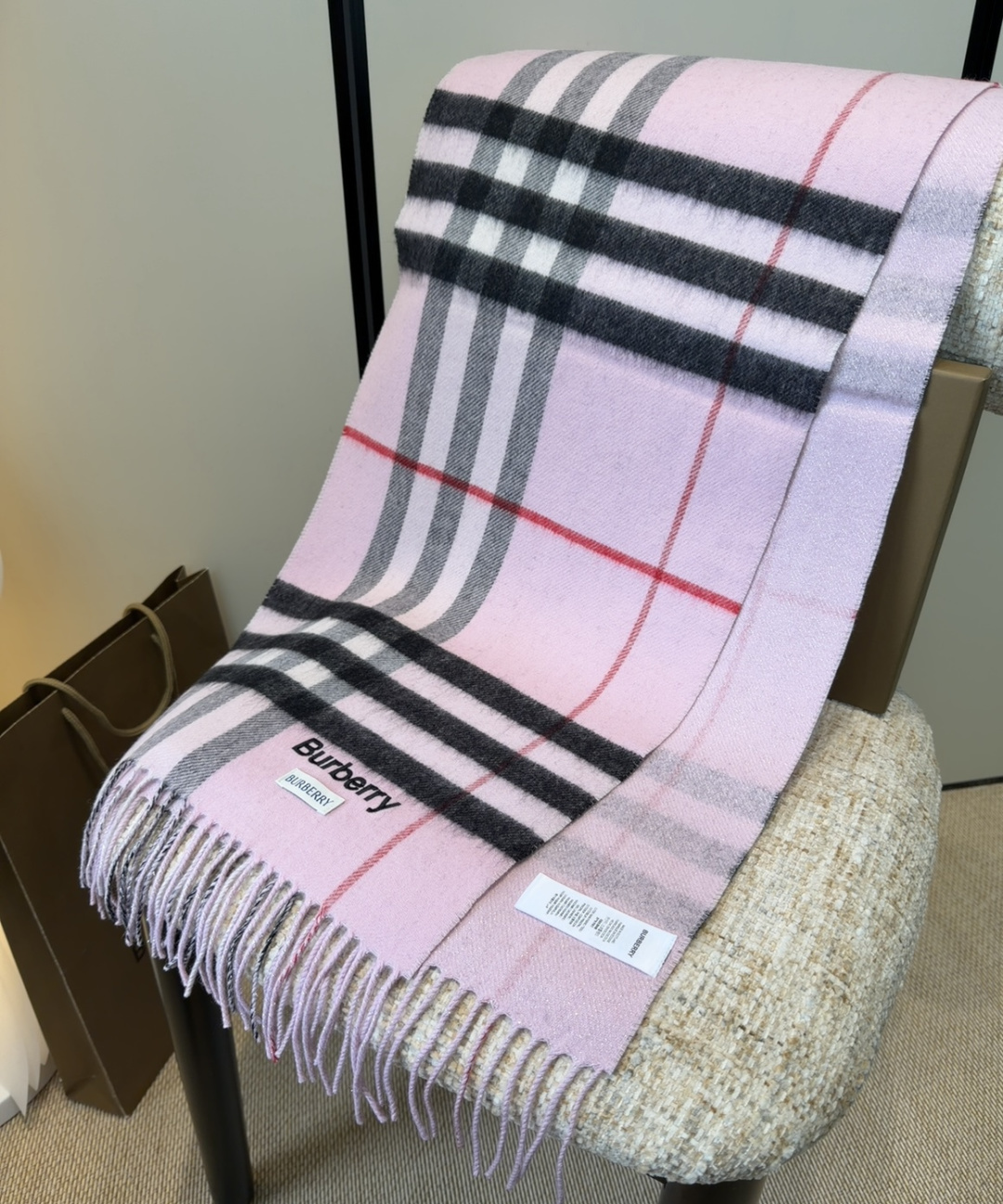 Burberry双面羊绒围巾！走量款，性超高！非常有格调的设计！180*30cm，羊绒混羊毛！是高雅艺术