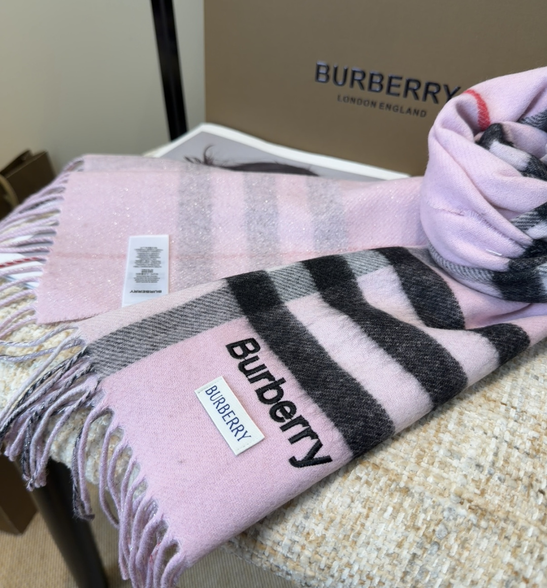 Burberry双面羊绒围巾！走量款，性超高！非常有格调的设计！180*30cm，羊绒混羊毛！是高雅艺术