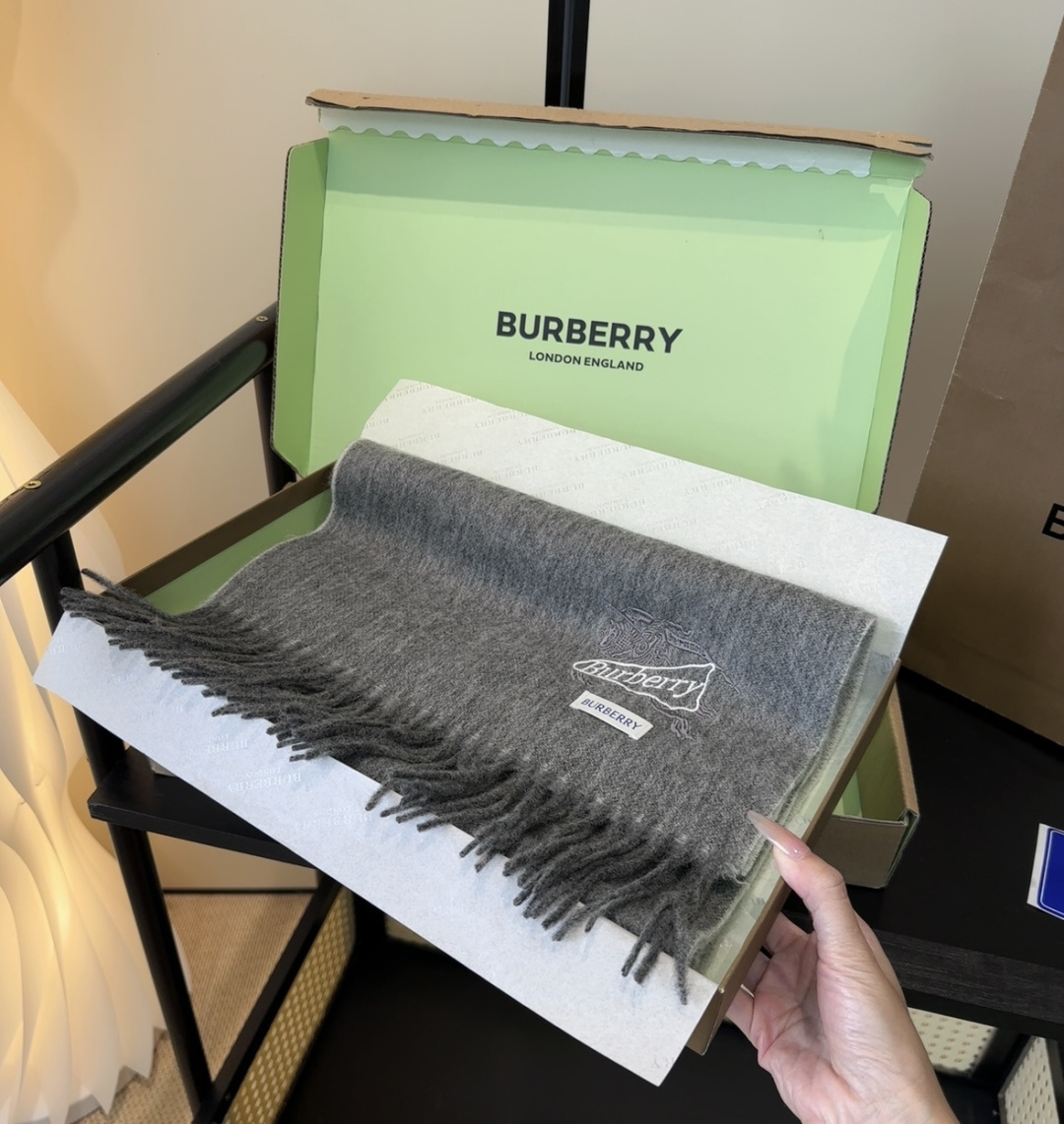 Burberry · 巴宝莉围巾❗️好看的要疯掉了，太有型太有魅力了❗️❗️非常斯文时尚的秋冬单品！真的