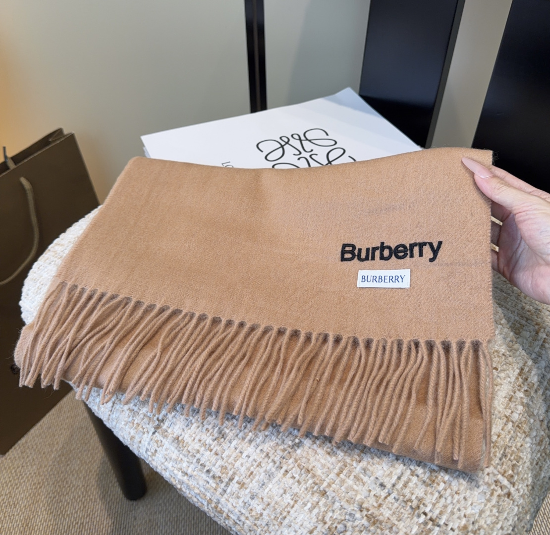 Burberry · 巴宝莉围巾❗️好看的要疯掉了，太有型太有魅力了❗️❗️非常斯文时尚的秋冬单品！真的