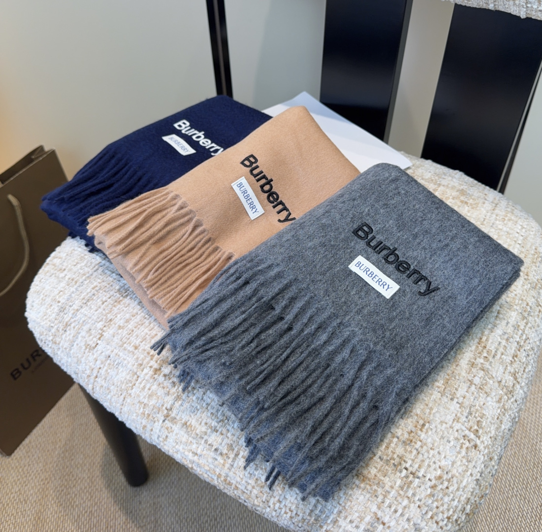 Burberry · 巴宝莉围巾❗️好看的要疯掉了，太有型太有魅力了❗️❗️非常斯文时尚的秋冬单品！真的
