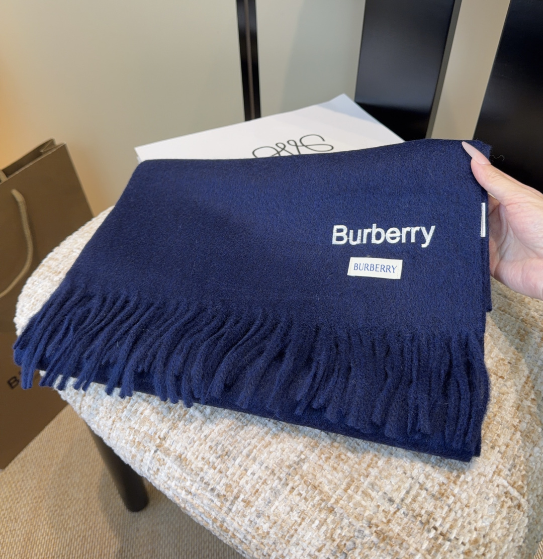Burberry · 巴宝莉围巾❗️好看的要疯掉了，太有型太有魅力了❗️❗️非常斯文时尚的秋冬单品！真的