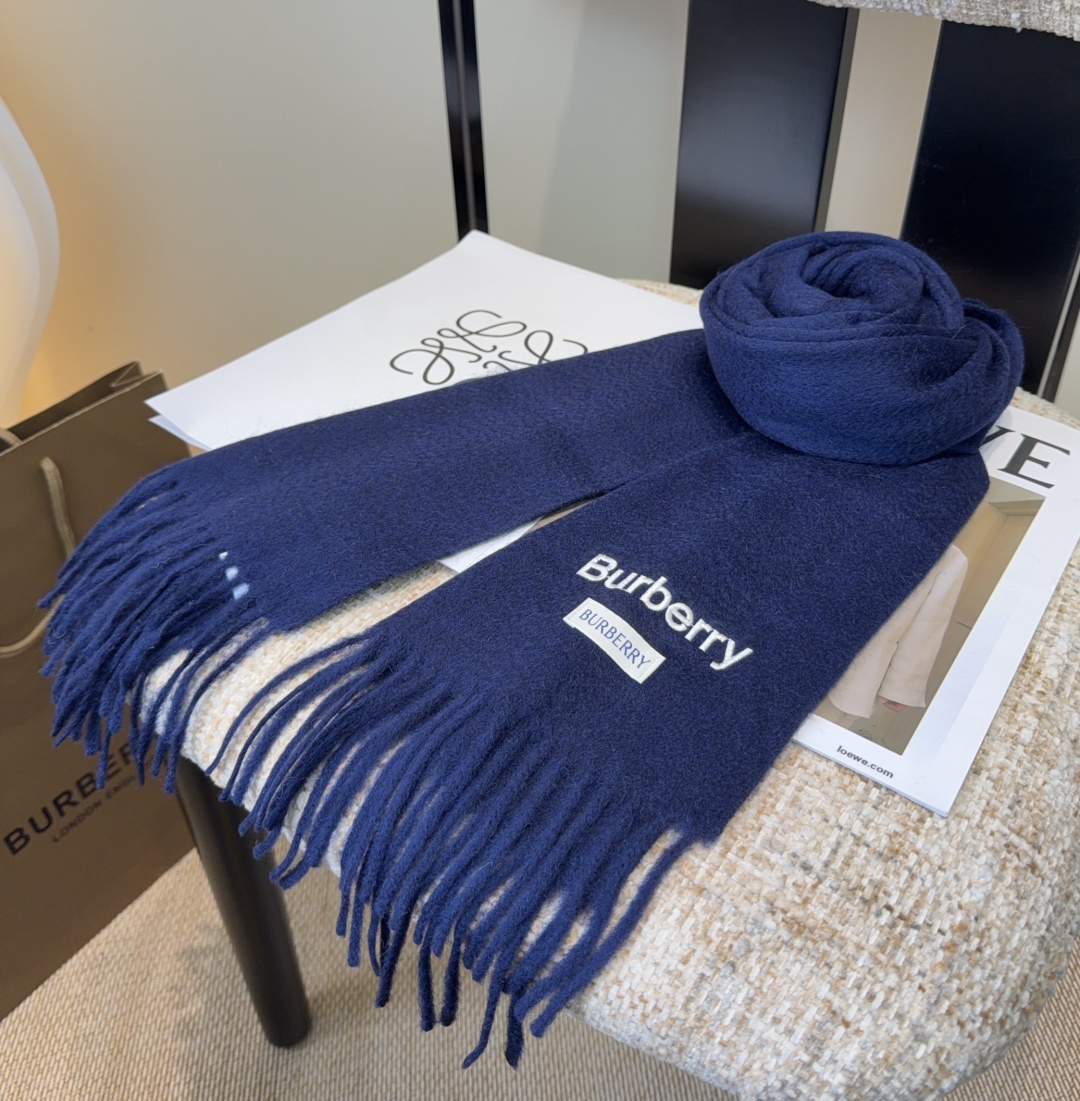 Burberry · 巴宝莉围巾❗️好看的要疯掉了，太有型太有魅力了❗️❗️非常斯文时尚的秋冬单品！真的