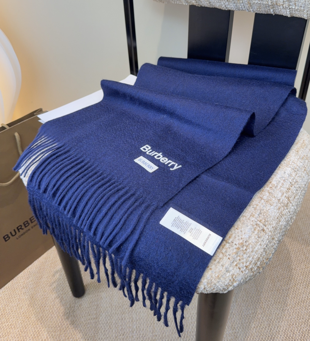 Burberry · 巴宝莉围巾❗️好看的要疯掉了，太有型太有魅力了❗️❗️非常斯文时尚的秋冬单品！真的
