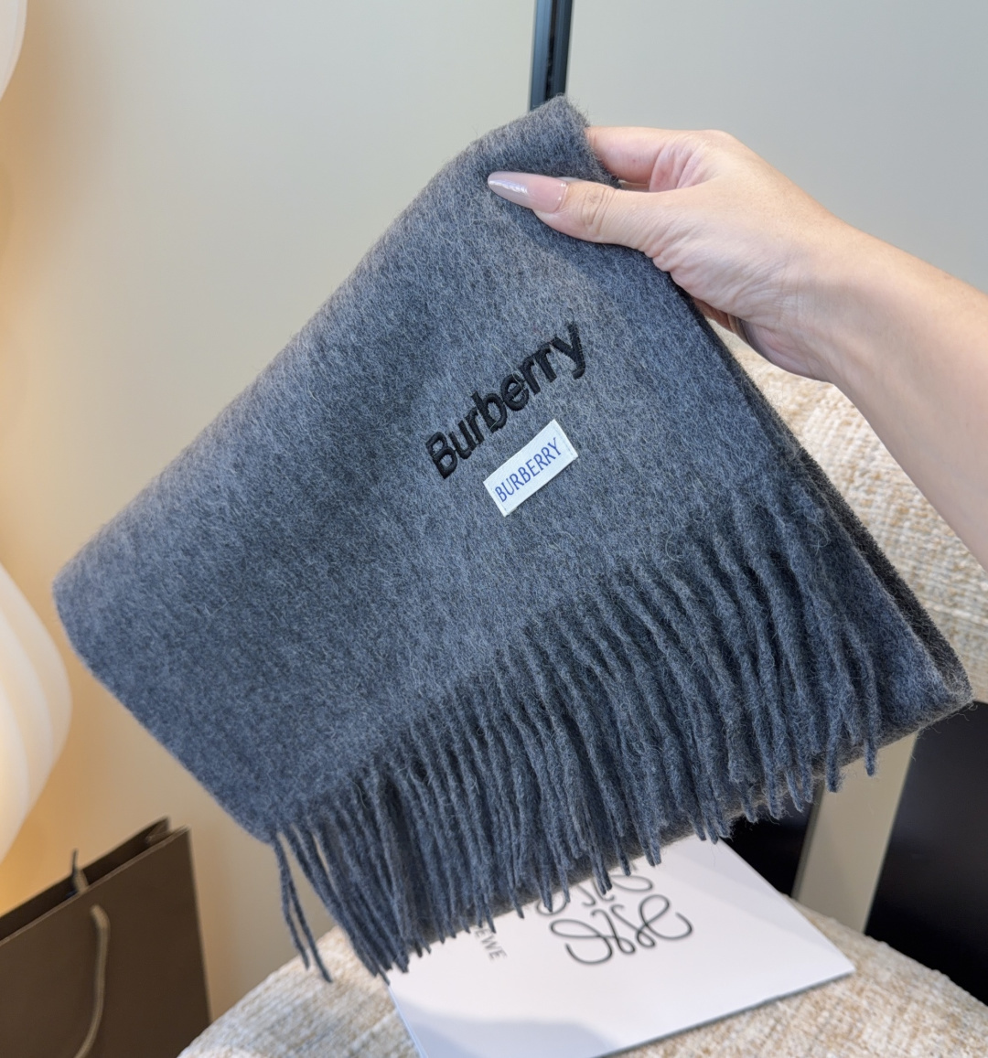 Burberry · 巴宝莉围巾❗️好看的要疯掉了，太有型太有魅力了❗️❗️非常斯文时尚的秋冬单品！真的