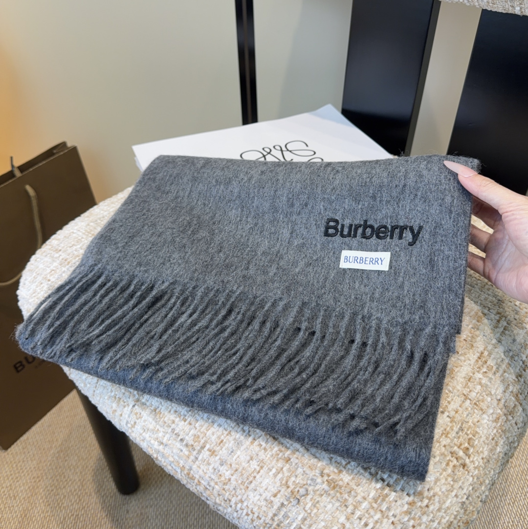 Burberry · 巴宝莉围巾❗️好看的要疯掉了，太有型太有魅力了❗️❗️非常斯文时尚的秋冬单品！真的