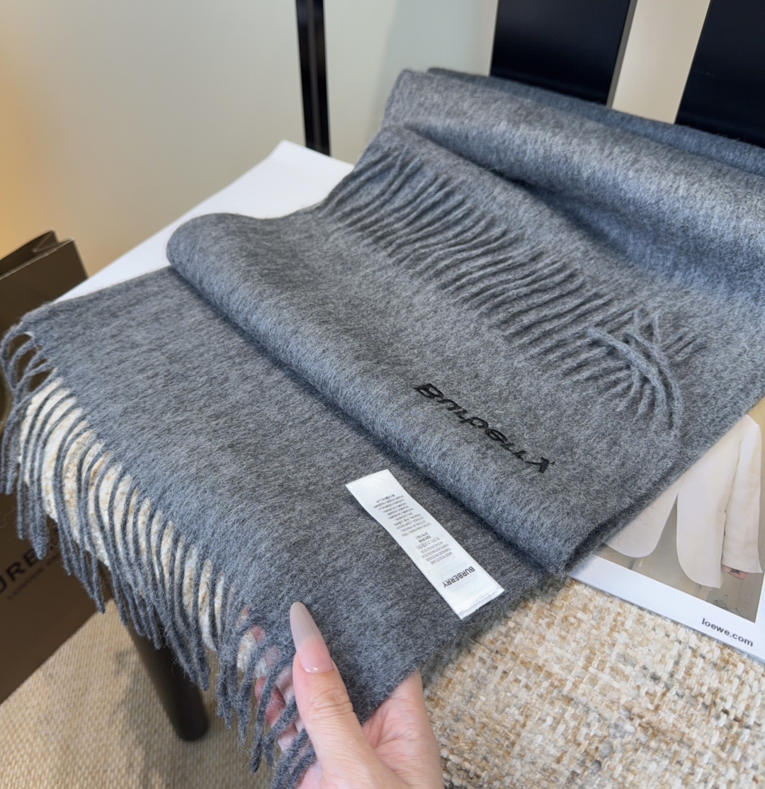 Burberry · 巴宝莉围巾❗️好看的要疯掉了，太有型太有魅力了❗️❗️非常斯文时尚的秋冬单品！真的