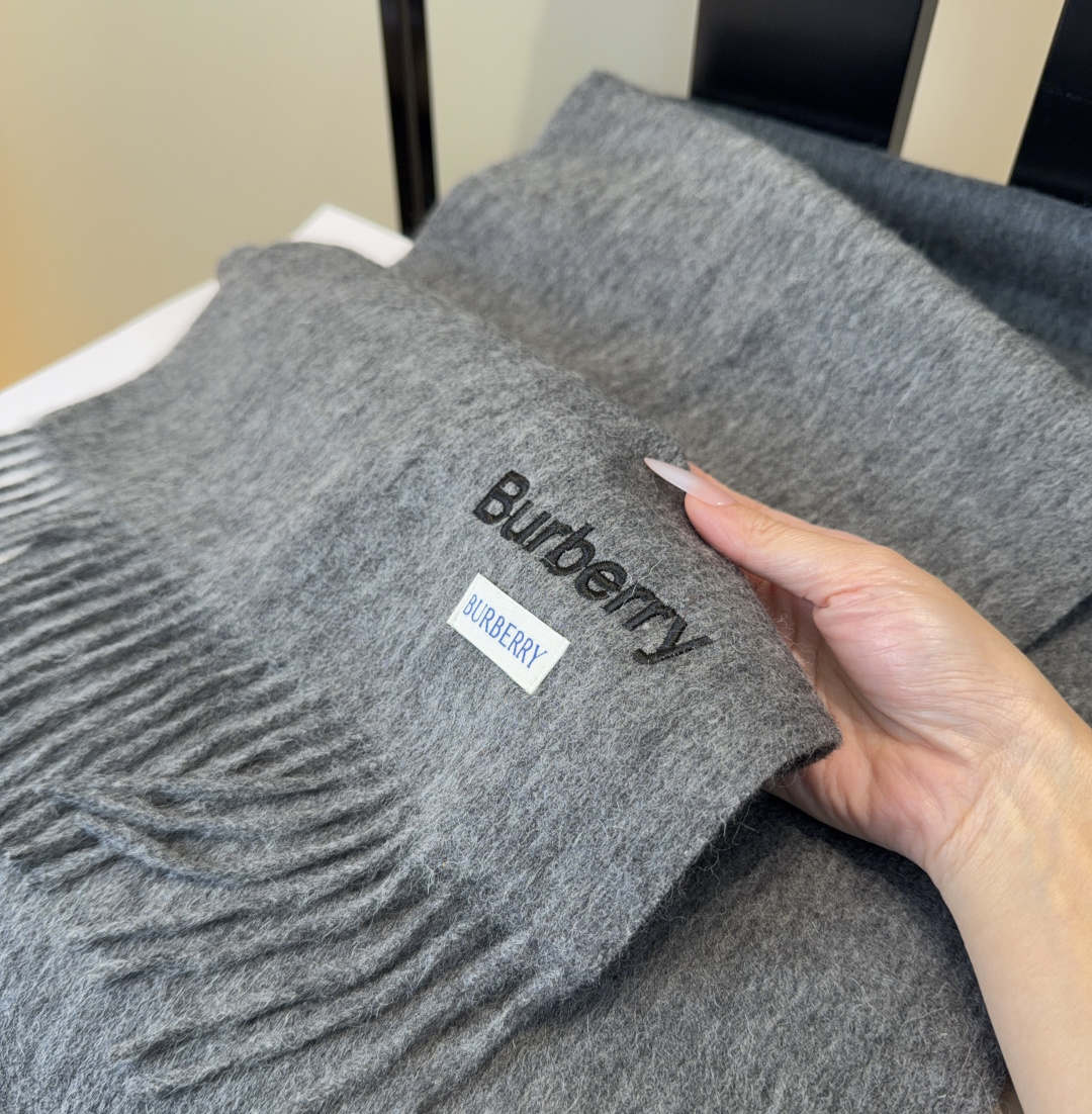 Burberry · 巴宝莉围巾❗️好看的要疯掉了，太有型太有魅力了❗️❗️非常斯文时尚的秋冬单品！真的