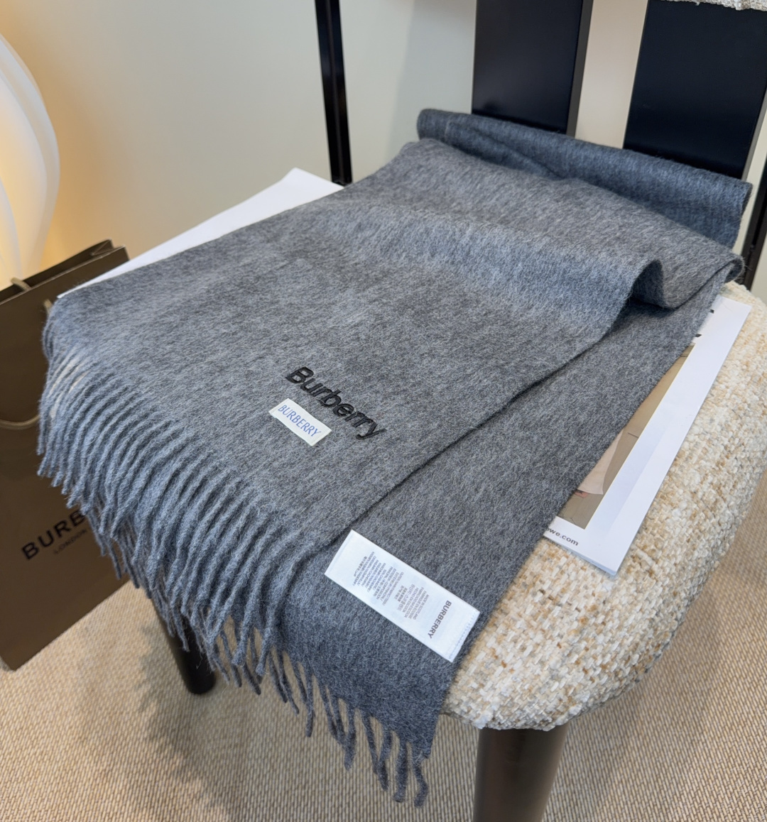 Burberry · 巴宝莉围巾❗️好看的要疯掉了，太有型太有魅力了❗️❗️非常斯文时尚的秋冬单品！真的