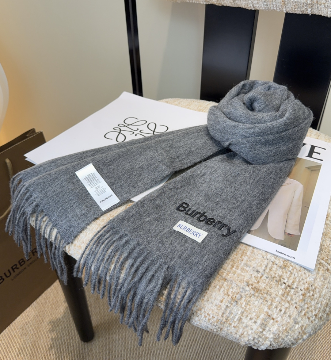 Burberry · 巴宝莉围巾❗️好看的要疯掉了，太有型太有魅力了❗️❗️非常斯文时尚的秋冬单品！真的