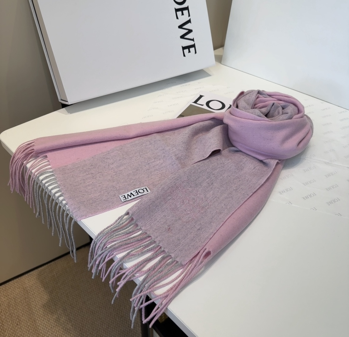 【▪Loewe · 罗意威难得一见的温柔配色，低调又不失优雅❗】重点推荐❗双面配色，一条围巾两种风格搭配