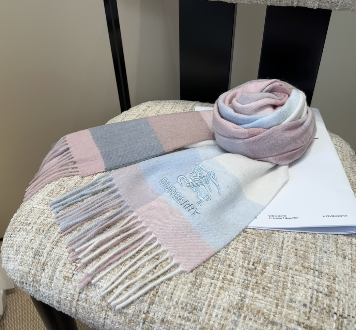 Burberry · 巴宝莉围巾❗️好看的要疯掉了，太有型太有魅力了❗️❗️非常斯文时尚的秋冬单品！真的
