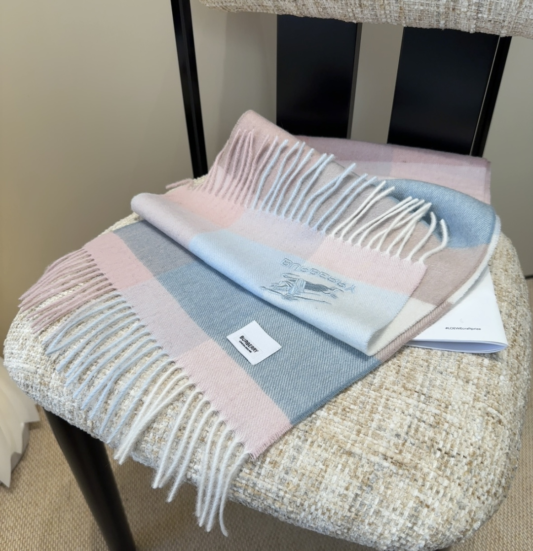 Burberry · 巴宝莉围巾❗️好看的要疯掉了，太有型太有魅力了❗️❗️非常斯文时尚的秋冬单品！真的