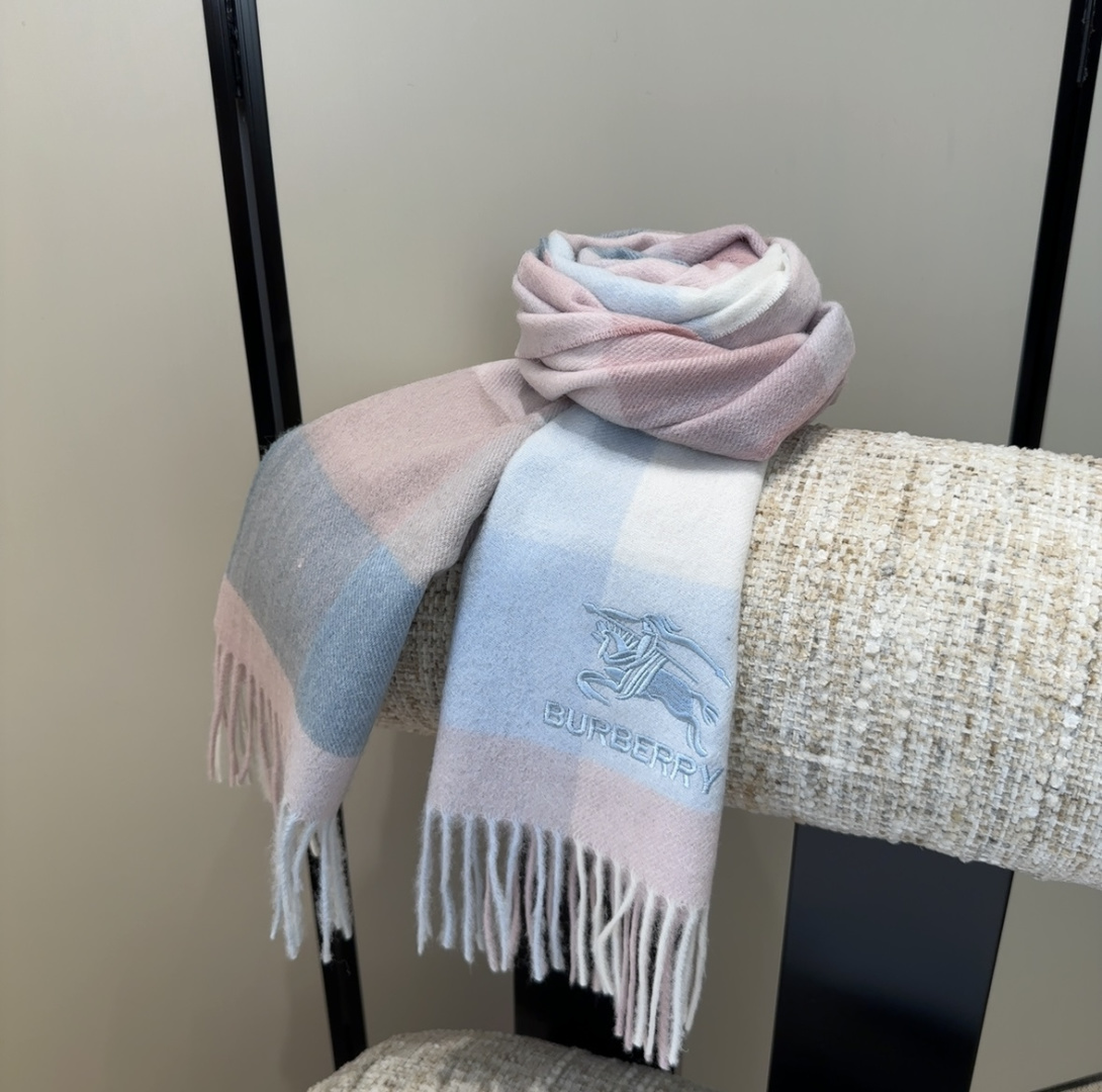 Burberry · 巴宝莉围巾❗️好看的要疯掉了，太有型太有魅力了❗️❗️非常斯文时尚的秋冬单品！真的