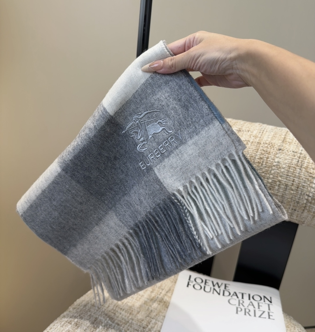 Burberry · 巴宝莉围巾❗️好看的要疯掉了，太有型太有魅力了❗️❗️非常斯文时尚的秋冬单品！真的