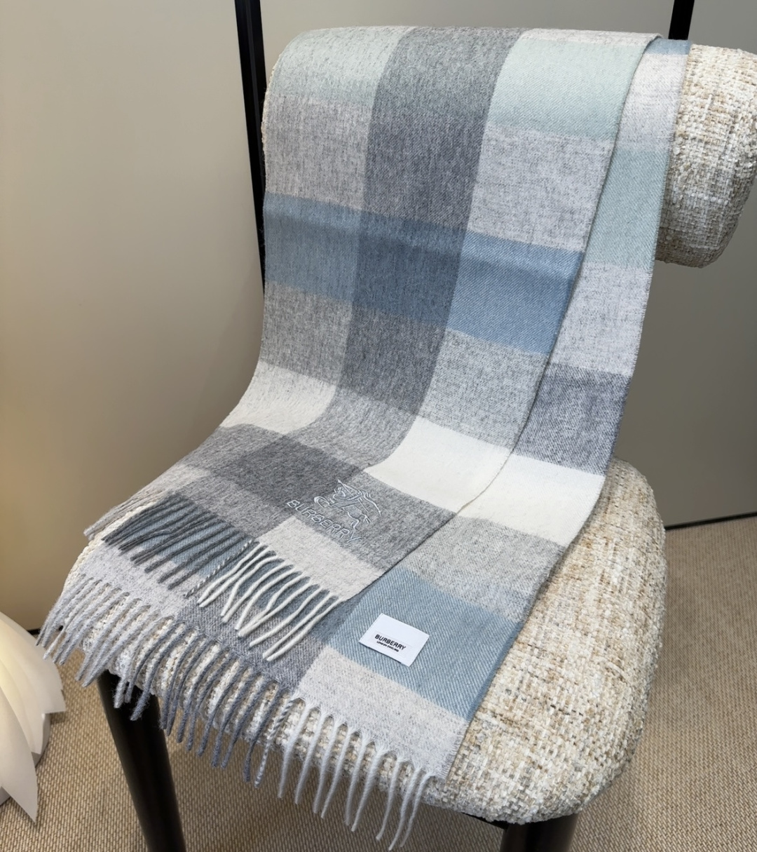 Burberry · 巴宝莉围巾❗️好看的要疯掉了，太有型太有魅力了❗️❗️非常斯文时尚的秋冬单品！真的