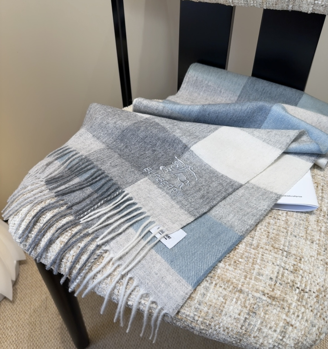 Burberry · 巴宝莉围巾❗️好看的要疯掉了，太有型太有魅力了❗️❗️非常斯文时尚的秋冬单品！真的