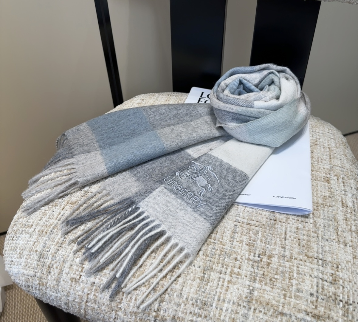 Burberry · 巴宝莉围巾❗️好看的要疯掉了，太有型太有魅力了❗️❗️非常斯文时尚的秋冬单品！真的