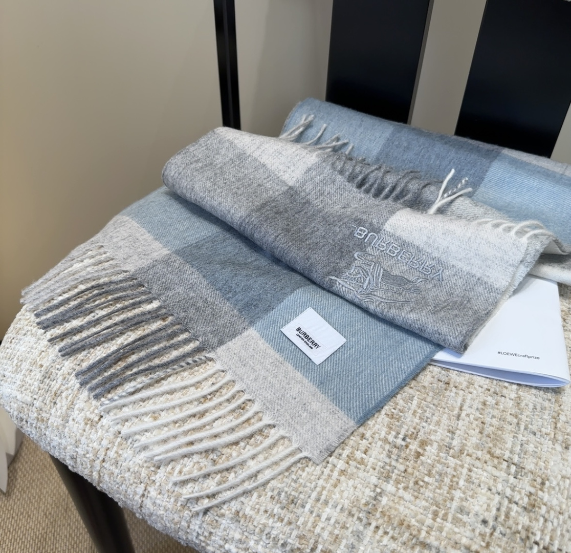 Burberry · 巴宝莉围巾❗️好看的要疯掉了，太有型太有魅力了❗️❗️非常斯文时尚的秋冬单品！真的