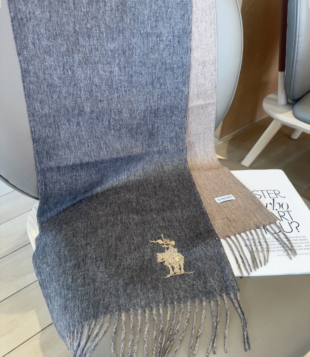 【▪️ 惊艳！披着围着都美的~让人过目不忘！！】巴宝莉这款出来的效果真的，一秒美晕！！太有设计感了，太美