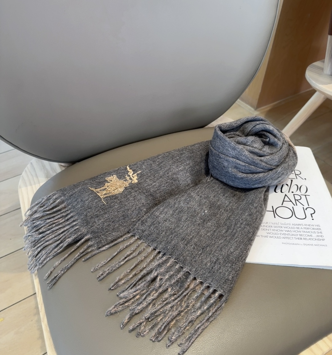 【▪️ 惊艳！披着围着都美的~让人过目不忘！！】巴宝莉这款出来的效果真的，一秒美晕！！太有设计感了，太美