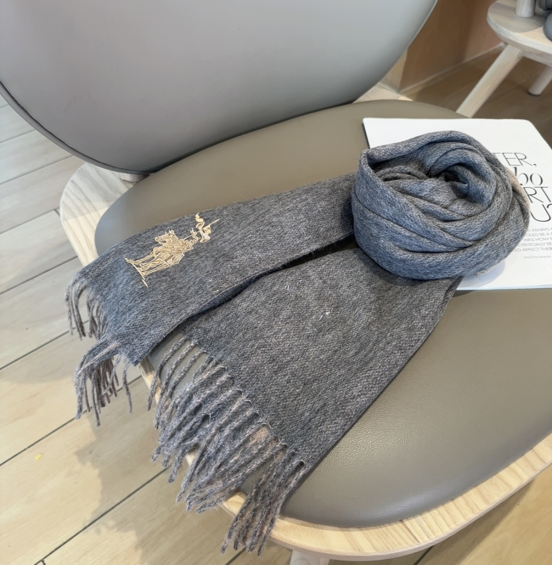 【▪️ 惊艳！披着围着都美的~让人过目不忘！！】巴宝莉这款出来的效果真的，一秒美晕！！太有设计感了，太美