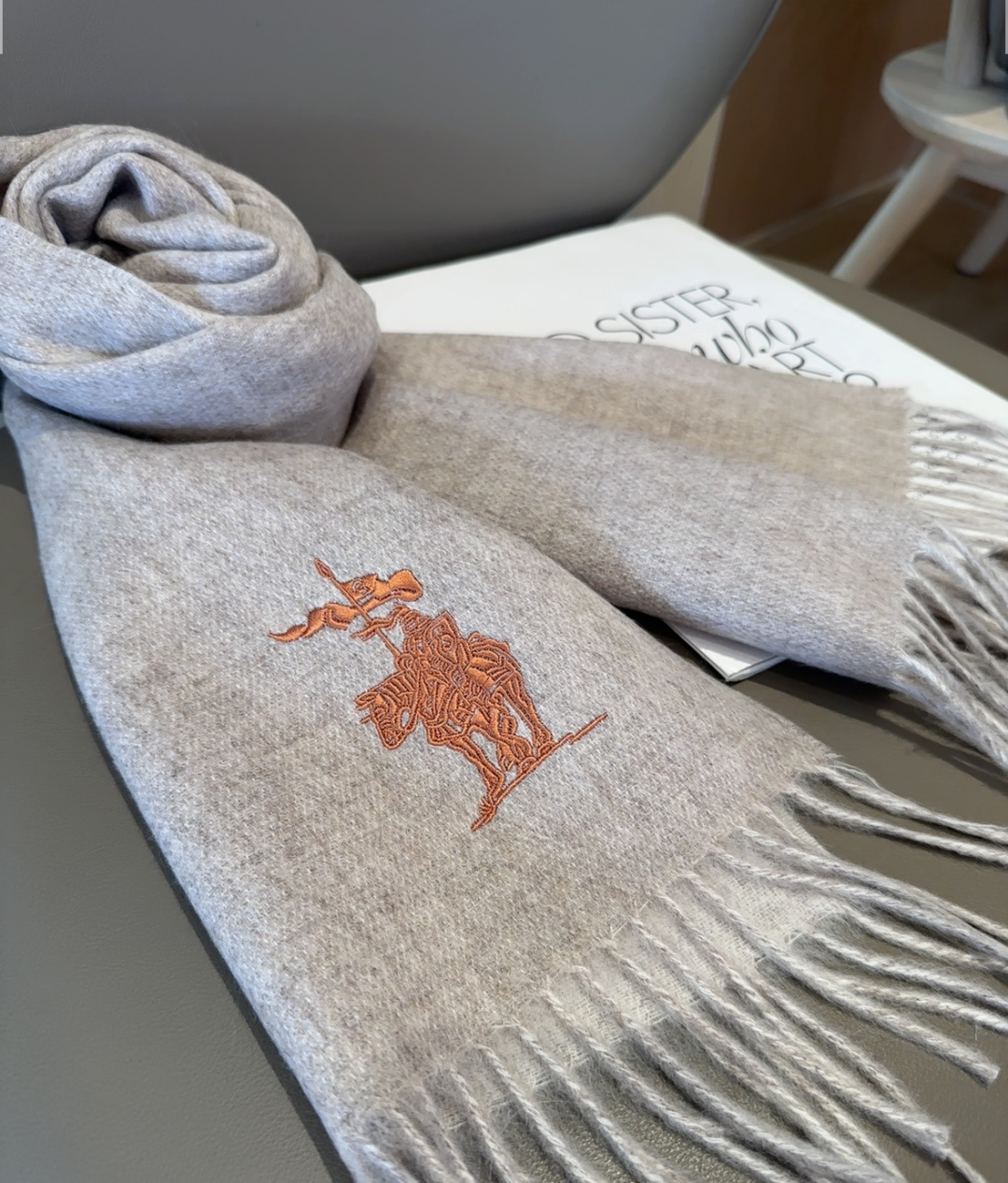 【▪️ 惊艳！披着围着都美的~让人过目不忘！！】巴宝莉这款出来的效果真的，一秒美晕！！太有设计感了，太美