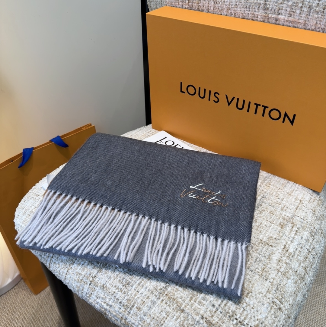 Lv围巾❗️好看的要疯掉了，太有型太有魅力了❗️❗️非常斯文时尚的秋冬单品！真的很喜欢，非常Classi