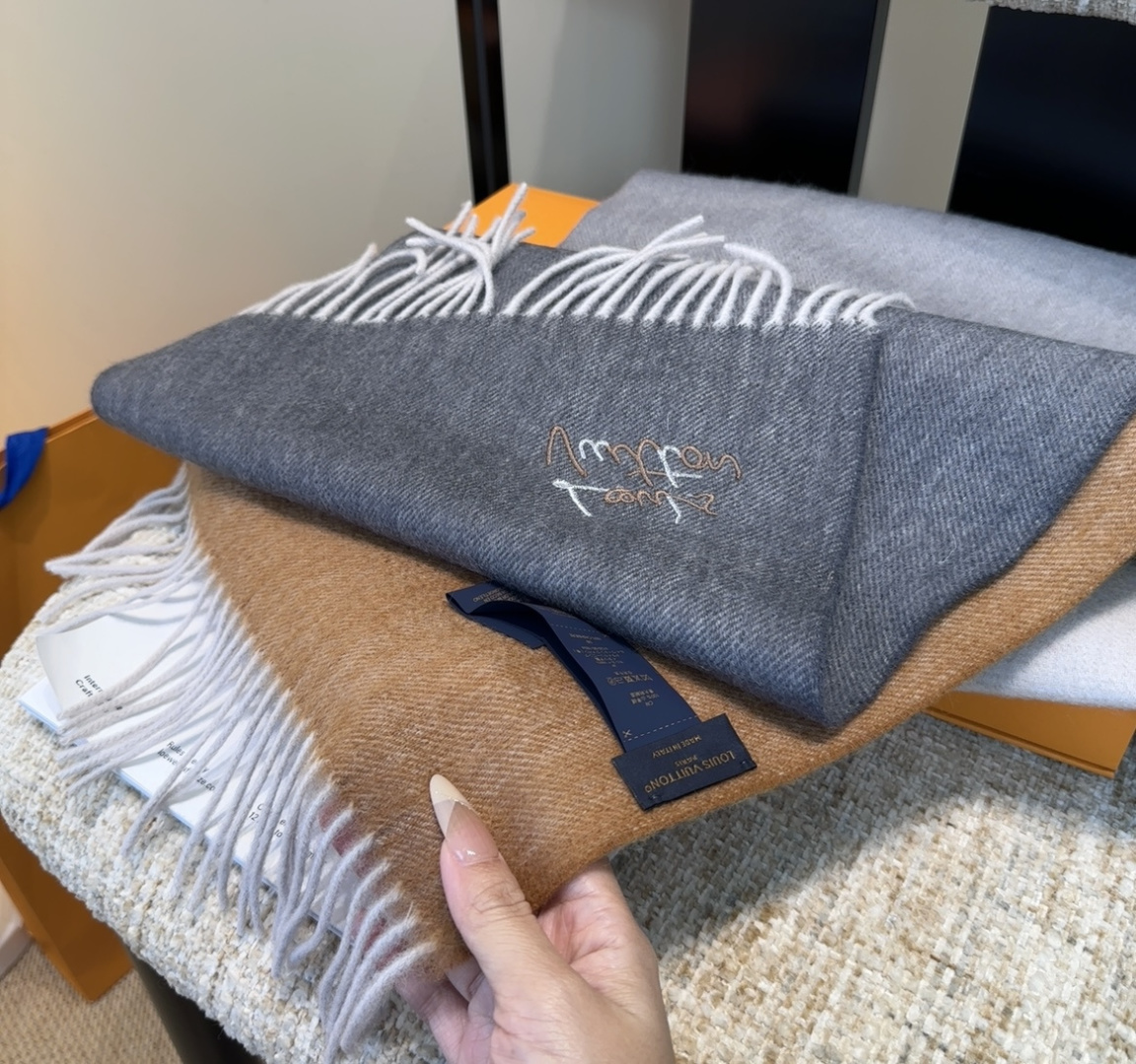 Lv围巾❗️好看的要疯掉了，太有型太有魅力了❗️❗️非常斯文时尚的秋冬单品！真的很喜欢，非常Classi