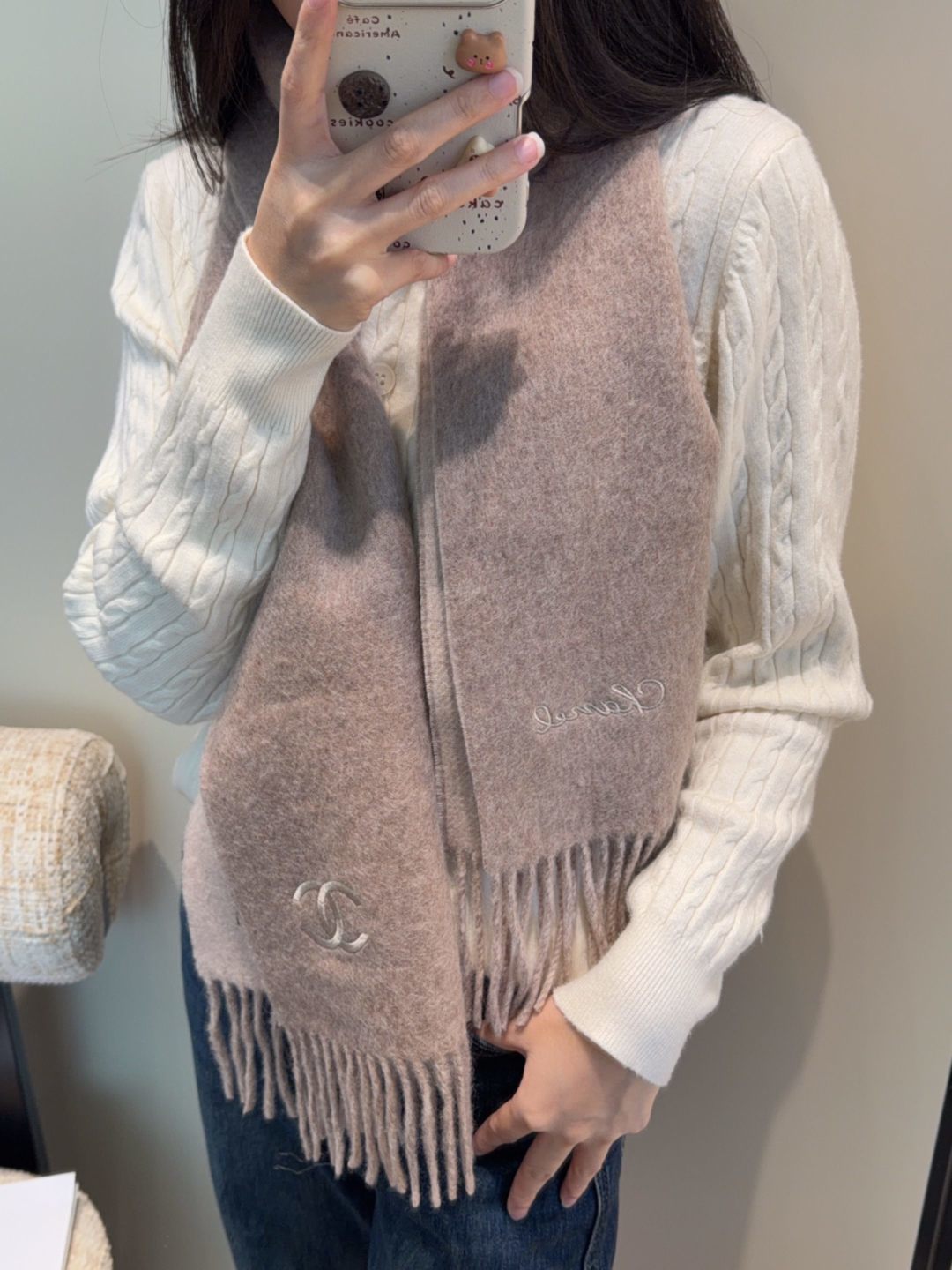 香奈儿围巾❗️好看的要疯掉了，太有型太有魅力了❗️❗️非常斯文时尚的秋冬单品！真的很喜欢，非常Class