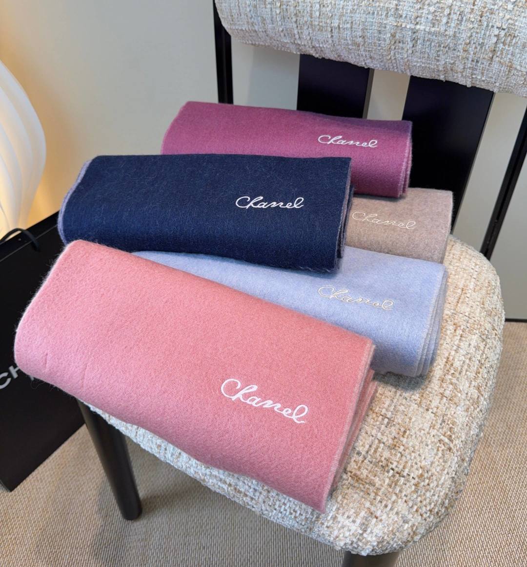 香奈儿围巾❗️好看的要疯掉了，太有型太有魅力了❗️❗️非常斯文时尚的秋冬单品！真的很喜欢，非常Class