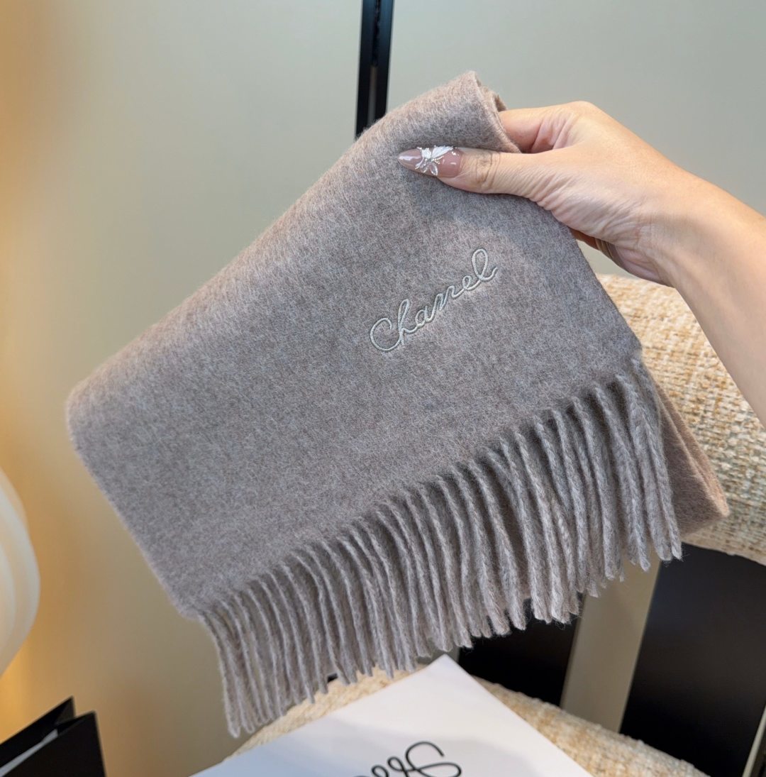 香奈儿围巾❗️好看的要疯掉了，太有型太有魅力了❗️❗️非常斯文时尚的秋冬单品！真的很喜欢，非常Class