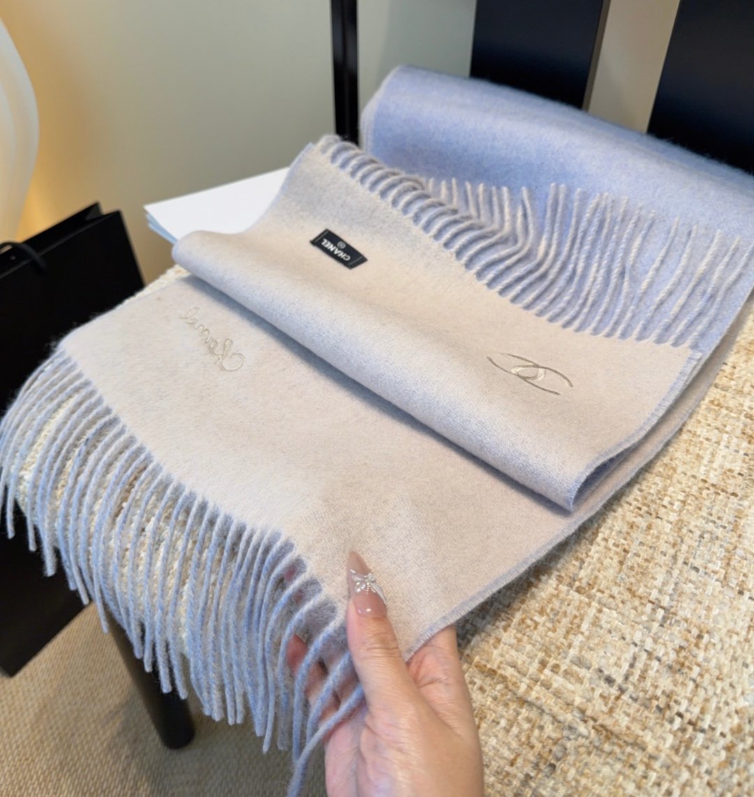 香奈儿围巾❗️好看的要疯掉了，太有型太有魅力了❗️❗️非常斯文时尚的秋冬单品！真的很喜欢，非常Class