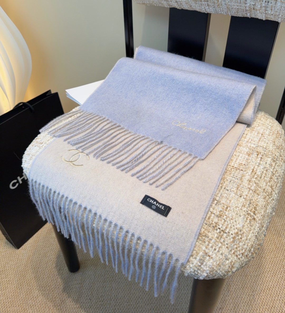 香奈儿围巾❗️好看的要疯掉了，太有型太有魅力了❗️❗️非常斯文时尚的秋冬单品！真的很喜欢，非常Class