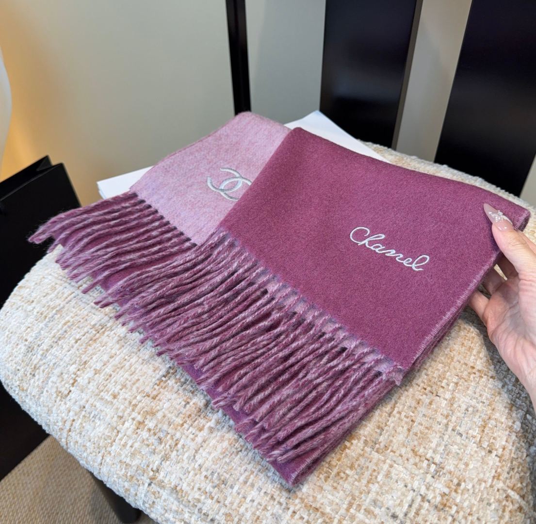 香奈儿围巾❗️好看的要疯掉了，太有型太有魅力了❗️❗️非常斯文时尚的秋冬单品！真的很喜欢，非常Class