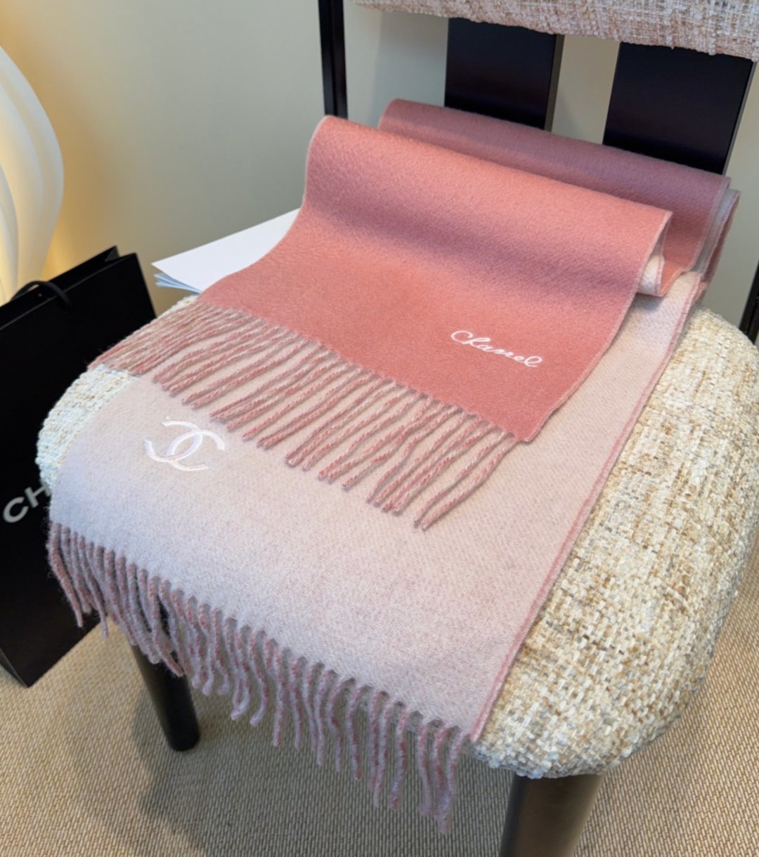 香奈儿围巾❗️好看的要疯掉了，太有型太有魅力了❗️❗️非常斯文时尚的秋冬单品！真的很喜欢，非常Class