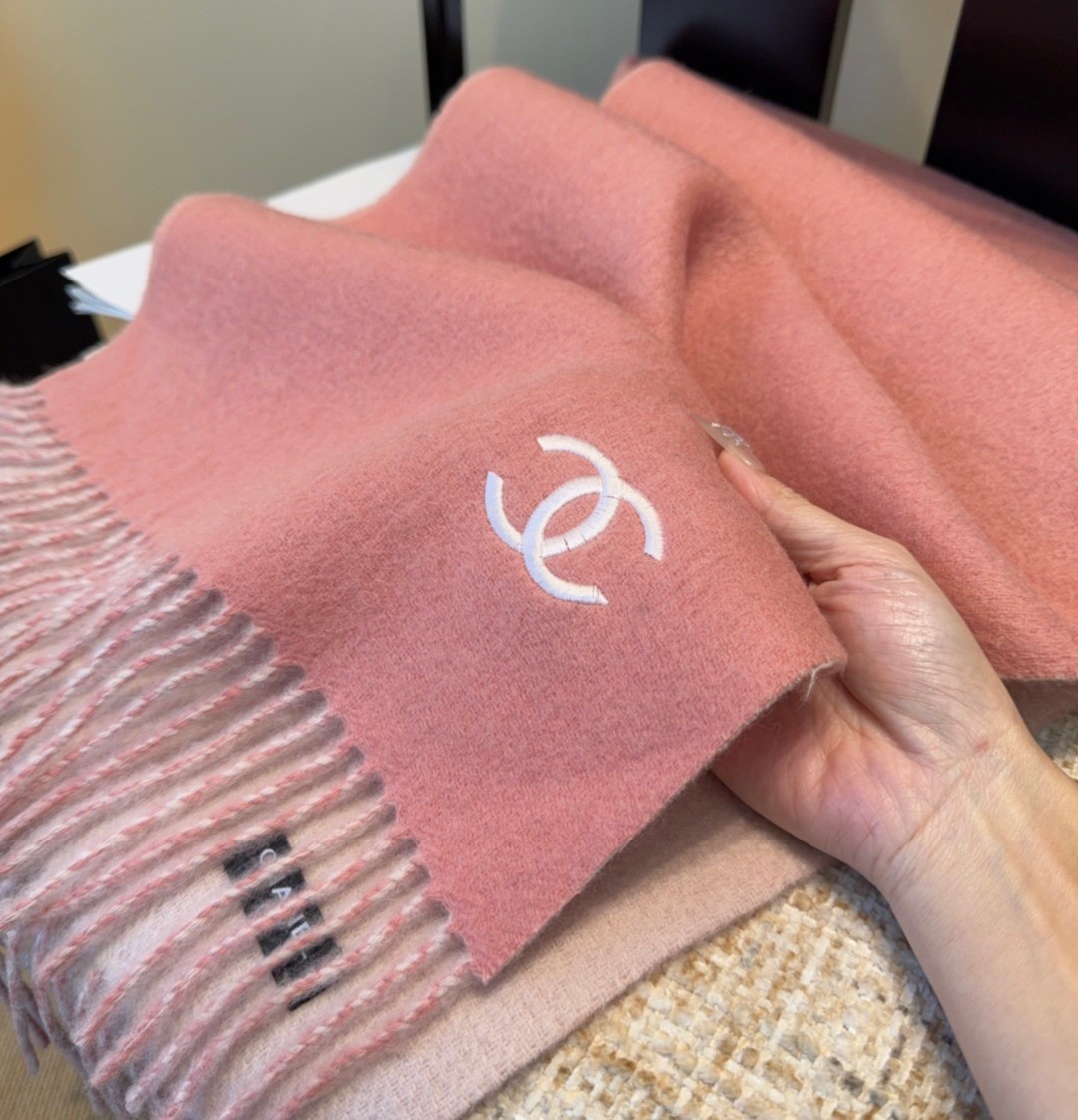 香奈儿围巾❗️好看的要疯掉了，太有型太有魅力了❗️❗️非常斯文时尚的秋冬单品！真的很喜欢，非常Class