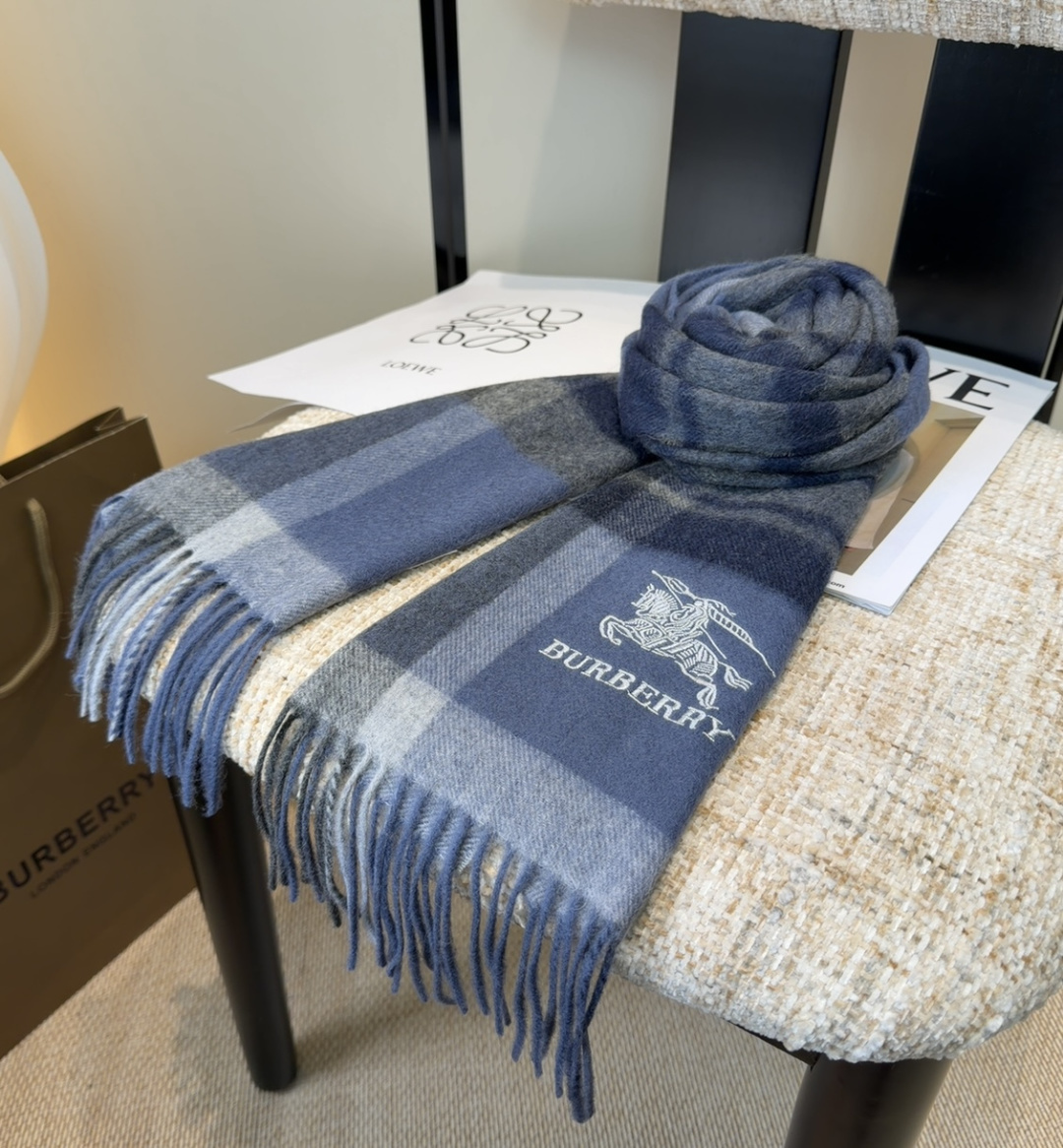 Burberry · 巴宝莉围巾❗️好看的要疯掉了，太有型太有魅力了❗️❗️非常斯文时尚的秋冬单品！真的
