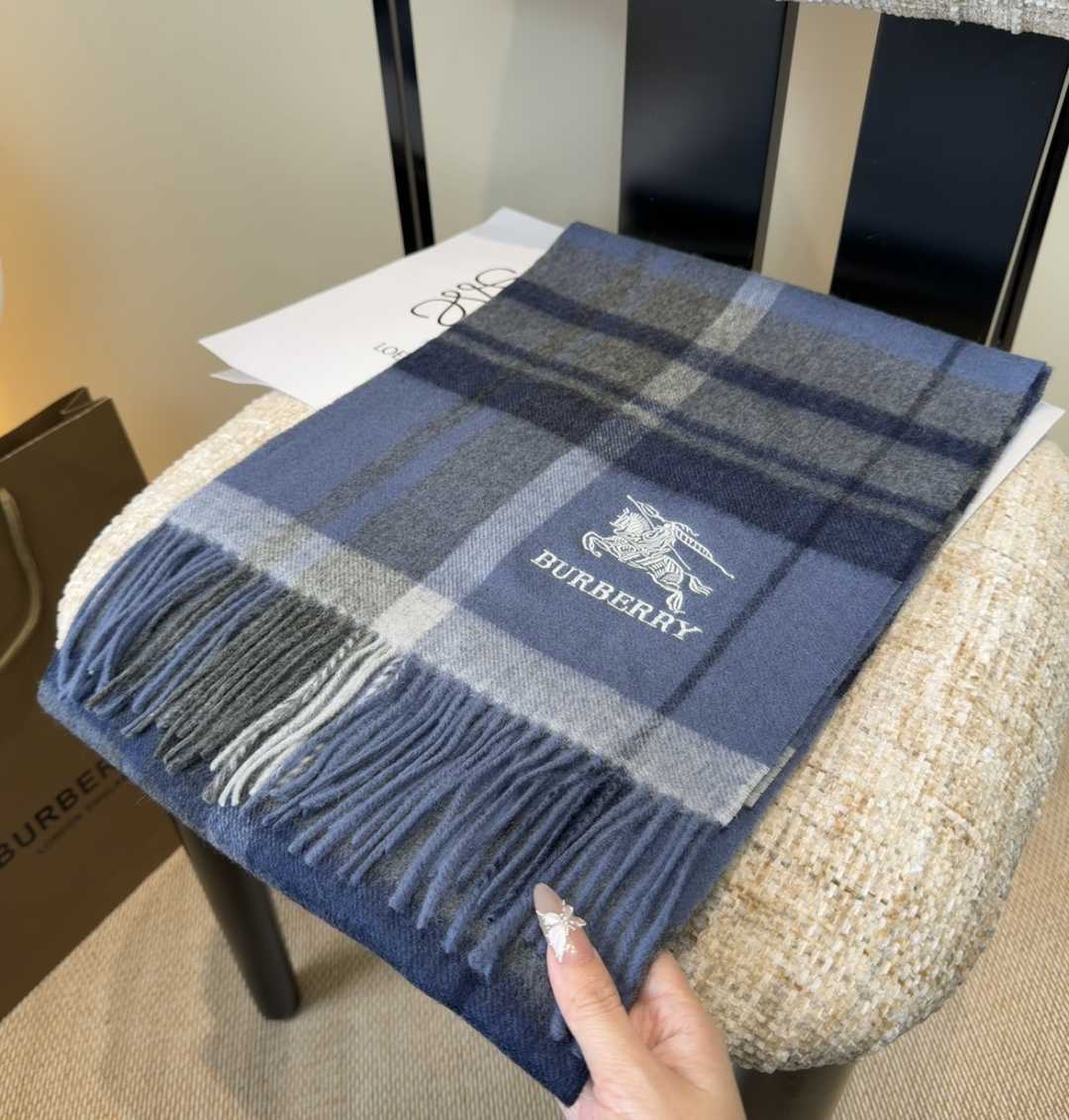 Burberry · 巴宝莉围巾❗️好看的要疯掉了，太有型太有魅力了❗️❗️非常斯文时尚的秋冬单品！真的